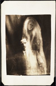 Paranormalt fenomen: porträtt av en man och hans hustrus ande som dyker upp bakom honom, cirka 1920 Fotografi av William Hope (1863-1933) av Frederick (attr. to) Barnard