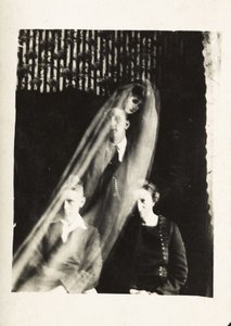 Paranormalt fenomen: porträtt av en kvinna och två män, och andan av en kvinna som dyker upp bakom dem, cirka 1920 Fotografi av William Hope (1863-1933) av Frederick (attr. to) Barnard