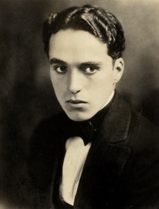 Porträtt av Charlie Chaplin, ca. 1918 (sepiafoto)