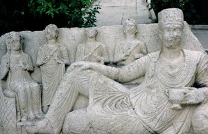 Relief föreställande en palmyrisk familj, troligen c.10-8th århundradet f.Kr. (sten) av Hippolyte Lalaise Devéria