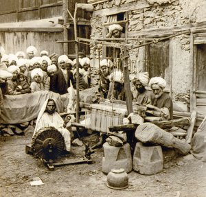 Spinna och väva ullsjalar, Srinagar, Kashmir, Indien ca 1901 (foto) av Frederick (attr. to) Barnard