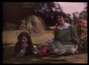 Two girls in a gardenスウェーデン語 av Frederick (attr. to) Barnard