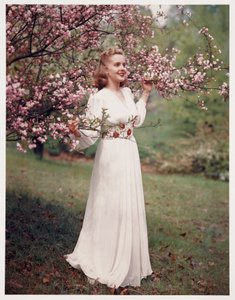 Kvinna som modellerar en klänning nära blomningen, ca 1940-talet av Frederick (attr. to) Barnard
