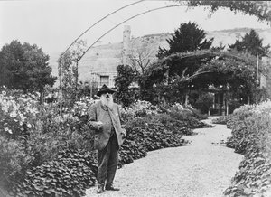 Claude Monet (1840-1926) i sin trädgård i Giverny, 1925