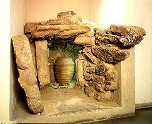Rekonstruktion av en etruskisk grav med en urna av after Etruscan