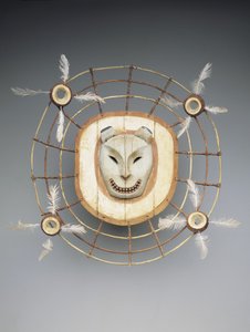 Mask föreställande en björnsprit, sent 1800-tal (trä, färg, fiber, tarmsträng) av culture Yupik