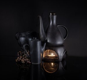 Dark Ceramics Candle Glow