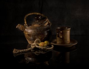 Stilleben med en jordnära tekanna