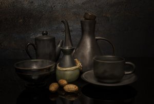 Stilleben av Moody Pottery
