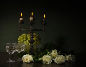 Elegant stilleben i stearinljusets sken