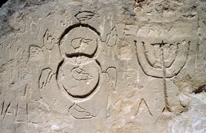Gravyrer (sju-grenad kandelaber eller menorah), nära Church in Rock (grottkyrkan Agia Agathi), nära Haraki (Charaki), Rhodos, Grekland (foto)