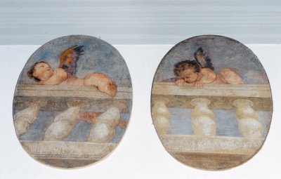 Två bevingade putti klättrar över en balustrad, rundlar från sakristian (fresk) av Veronese