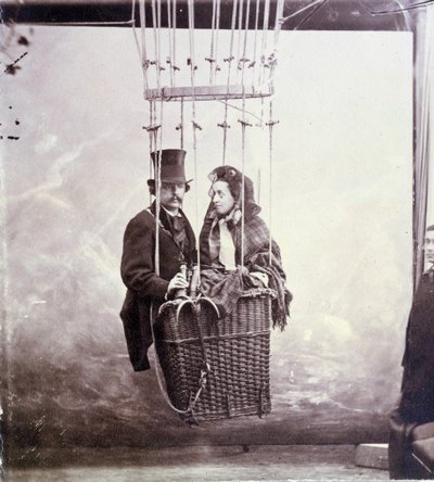 Fotografiskt porträtt av fotografen och aerostatpiloten Felix Tournachon dit Nadar (1820-1910) och hans fru poserar i en ballongkorg av Nadar