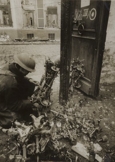 Cambrai, ljusstakar bundna i buntar, klara från borttagande av tyskarna, men kvarlämnade av (after) English photographer