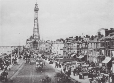 Central Promenade, Blackpool (svartvitt foto) av (after) English photographer