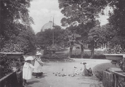 Utfodring av duvor, Buxton (svartvitt foto) av (after) English photographer