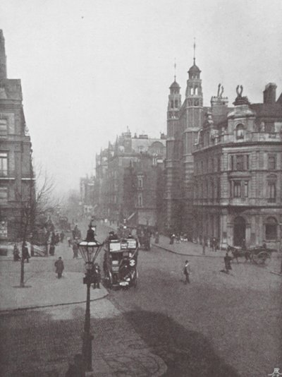 Sloane Square och Street, och Holy Trinity Church (svartvitt foto) av (after) English photographer