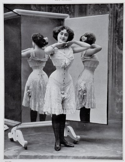 Modell som presenterar Thylda-korsetten, foto Félix - i "" Les Modes", dec. 1907. av (after) Felix Studio