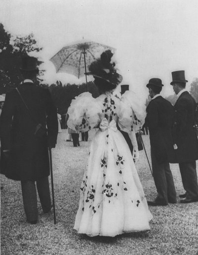 Afternoon Gown for the Races (s/v foto) av (after) French Photographer