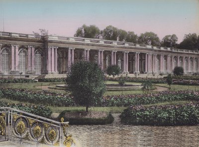 Grand Trianon, Facade sur les Jardins, Great Trianon, Framifrån på trädgårdarna (färgad bild) av (after) French Photographer