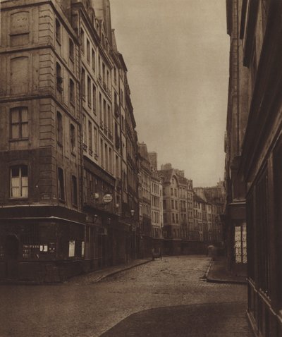 Rue de la Ferronnerie, tagen från rue de la Reynie, början av gatan finns fortfarande kvar (s/v foto) av (after) French Photographer