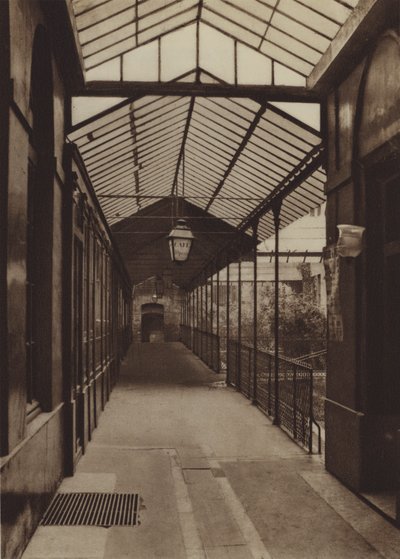 Den gamla passagen av operan i rue Le Peletier (s/v foto) av (after) French Photographer