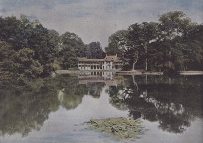 Petit Trianon, utsikt över Hamlet och sjön (färgad bild) av (after) French Photographer