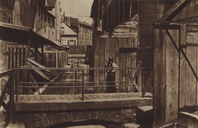 Bievres stränder längst ner i rue des Gobelins (s/v foto) av (after) French Photographer