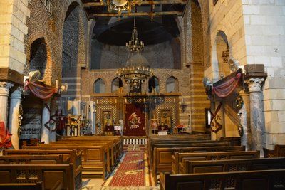 Interiören i Sankt Mercurius-kyrkan i Abu Sefein i Gamla Kairo, en historisk koptisk-ortodox kyrka med ikoner och en ikonostas i trä. av Albert Mansour