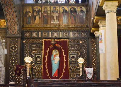 Interiör: Den hängande kyrkan i Gamla Kairo, en historisk koptisk-ortodox kyrka med ikoner och en ikonostas i trä av Albert Mansour