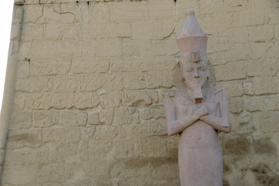 Luxortemplet, forntida egyptisk arkitektur i Luxor av Albert Mansour