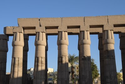 Luxortemplet, forntida egyptisk arkitektur i Luxor av Albert Mansour