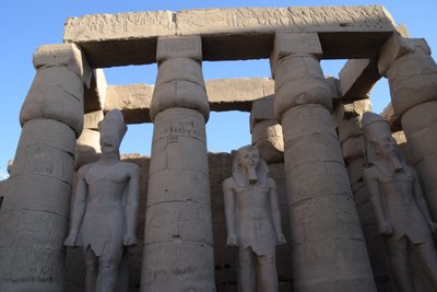 Luxortemplet, forntida egyptisk arkitektur i Luxor av Albert Mansour