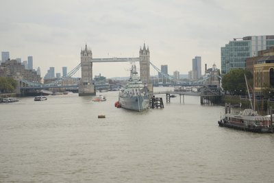 London Bridge över Themsen i hjärtat av London av Albert Mansour