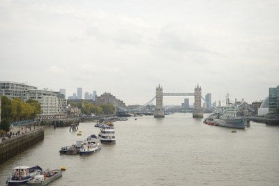 London Bridge över Themsen i hjärtat av London av Albert Mansour