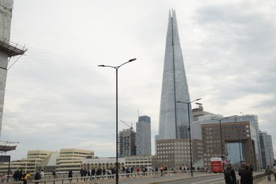 London Bridge över Themsen i hjärtat av London av Albert Mansour