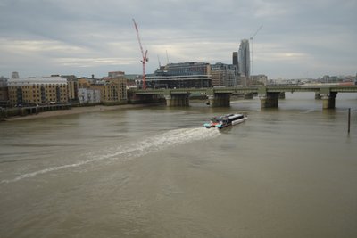 London Bridge över Themsen i hjärtat av London av Albert Mansour
