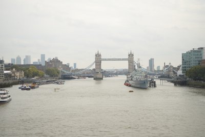 London Bridge över Themsen i hjärtat av London av Albert Mansour