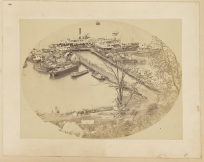 [Nedre kajen, Belle Plain, USMRR:s byggnadskår] [16 maj 1864]. av A.J. Russell