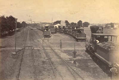 Nr 189. Maryland Avenue Depot, Washington, D.C., med motorer som skickats från Alexandria för säkerhets skull. av A.J. Russell