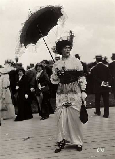 Mode på loppen: en kvinnlig åskådare på Journée des drags, Auteuil, Frankrike (silvertryck av gelatin) av A. Calavas