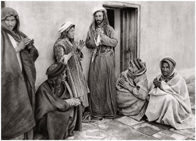 En mullah som lärde ut en bön till en ung man, Irak, 1925. av A. Kerim