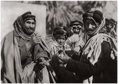 En sheikh som njuter av det berömda arabiska kaffet, Irak, 1925 av A. Kerim