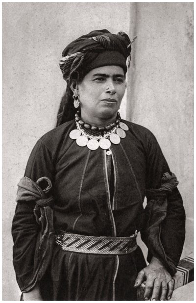 Kurdisk dam i sin bästa kostym, Irak, 1925 av A. Kerim