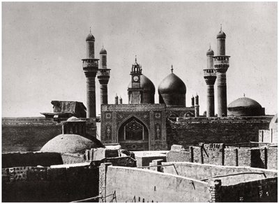 De gyllene kupolerna och minareterna i al-Kadhimiya-moskén, Bagdad, Irak, 1925 av A. Kerim