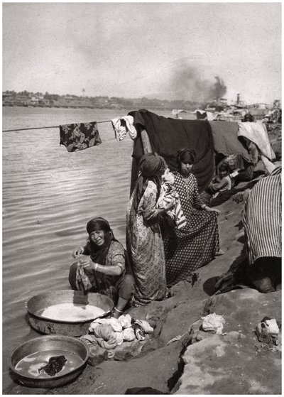 Tvättkvinnor på stranden av Tigris, Bagdad, Irak, 1925 av A. Kerim