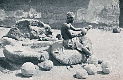 En Yoruba man graverar lerskålar och vattenburkar, Lagos inland, södra Nigeria, 1912 av A. W. Gelston