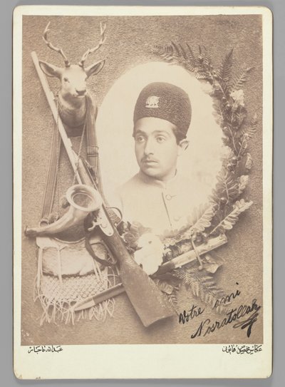 Officiellt kungligt porträtt av prins Nosratollah, 1899 (silveralbumfoto) av Abdullah Qajar