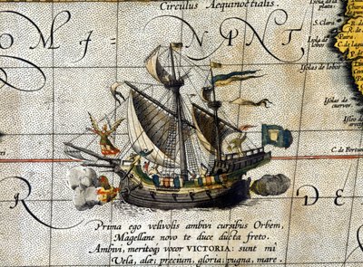 Magellans båt "" Victoria"" som reste genom Stilla havet representerad i den holländska atlasen över Abrahm Ortelius (1580). av Abraham Ortelius