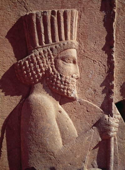 Detalj av en persisk soldat, från relieffrisen på den östra trappan till Apadana (publikshallen) Achaemenian period, c.515 f.Kr. (kalksten) av Achaemenid